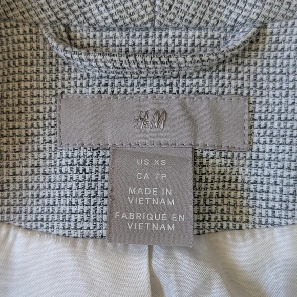 H&M Gray Cropped Blazer with Modern Silhouette - Picture 3 of 3